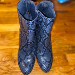 Women’s boots size 7